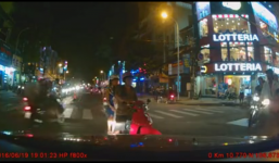 Người đàn ông dừng xe máy giữa đường thách thức tài xế ô tô